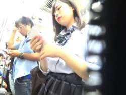 【盗撮動画】マセガキ美少女の情熱パンティ！JK娘を尾行しながらパンチラ隠し撮り！！の画像