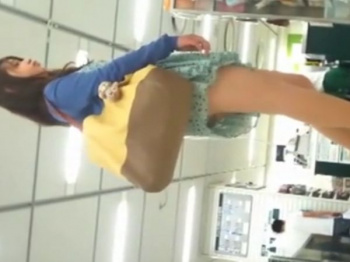 【盗撮動画】爽やか系清楚美人のお嬢さんを逆さ撮りしてパンチラ美脚を捕獲したｗｗｗの画像