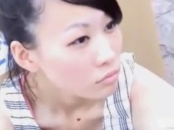 【盗撮動画】素人美人さん続々登場！乳首らしきモノまで映り込んだ街撮り胸チラ映像！の画像