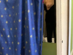 【盗撮動画】偶然の産物！試着室のカーテンの隙間から素人ギャルが美乳丸出しの瞬間ｗｗｗの画像