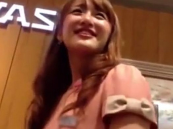 【盗撮動画】笑顔と太腿が最高すぎ!!!超美人ショップ店員のお姉さんのパンチラ逆さ撮り!の画像