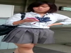 【盗撮動画】危険人物！アドケナイ女子校生に捲りパンチラを繰り返し終いには声掛け！の画像