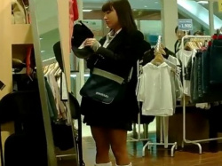 【盗撮動画】ママと買い物中の激カワ女子校生の清純美少女のパンチラ隠し撮り！！の画像