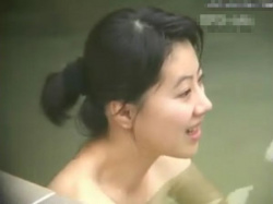 【盗撮動画】お待ちかね！熟女風呂のぞき映像！熟れ頃人妻からババアの裸体！！の画像