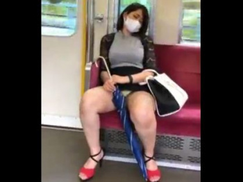 【盗撮動画】イイやつです！電車で爆睡爆乳ギャル発見！パンチラ覗き放題な件！！の画像