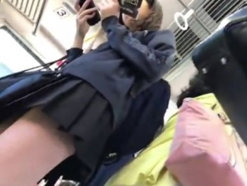【盗撮動画】本物素人パンチラ！制服女子校生やギャルの下半身を付け回し行為！！の画像