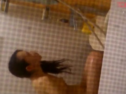 【盗撮動画】民家敷地内に不法侵入！美少女すぎるお嬢ちゃんの裸体を浴室で覗き！！の画像