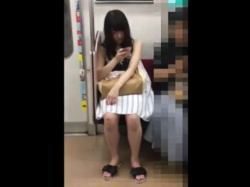 【盗撮動画】電車内で美人ギャル隠し撮り！パンチラ背中チラGETの貴重映像入手！！の画像