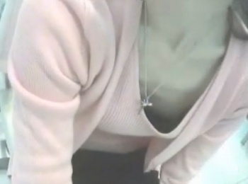 【盗撮動画】本物隠し撮り！超美人ショップ店員が無断乳首収録された胸チラ映像！！の画像