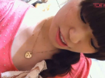 【盗撮動画】絶品パンチラ胸チラ！色白美少女お嬢様なショップ店員などを隠し撮り！！の画像