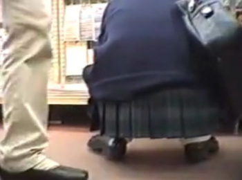 【盗撮動画】放送事故！パンチラ映像でTバック素人ギャルのアナルが映り込む始末ｗｗｗの画像