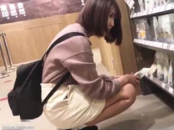 【盗撮動画】激カワ素人美人さんの買い物中に尾行しながらパンチラ隠し撮りまくる！の画像