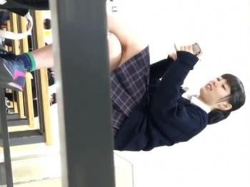 【盗撮動画】爽やか清楚系の激カワ女子校生の侮れない太ももとパンチラを隠し撮り！の画像