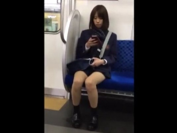 【盗撮動画】セミロング美少女の制服女子高生ちゃんに粘着してパンチラ隠し撮り！！の画像