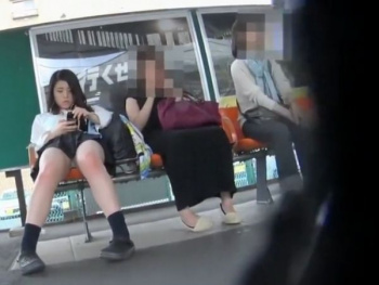 【盗撮動画】駅構内で股間が無防備なJKを発見!!!我慢できずに尾行パンチラ隠し撮り！！の画像