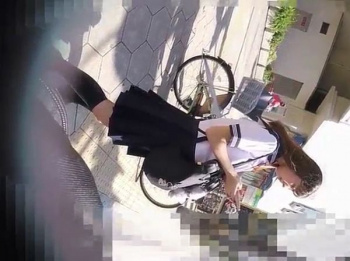 【盗撮動画】スタイル抜群！スレンダー制服美少女のJKを尾行してパンチラ隠し撮り！の画像