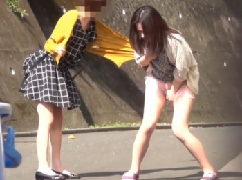 【盗撮動画】人生最大の汚点！友人もドン引き!!!美人ギャルが路上でオシッコお漏らし！！の画像