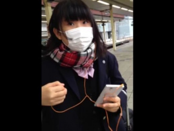 【HD盗撮動画】清純ウブそうな制服女子校生に声掛けからの危険すぎる捲りパンチラ！！の画像