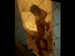 【盗撮動画】マンション浴室窓から覗き中！美人ギャルの丸出し美乳マンコを隠し撮り！の画像