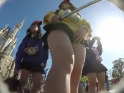 【盗撮動画】夢の国ディズ○ーランドなら新鮮無邪気なJKのパンチラ隠し撮り放題ｗｗｗの画像
