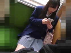 【盗撮動画】マジで可愛い童顔美少女！ストーカーしながらパンチラ隠し撮り放題ｗｗｗの画像