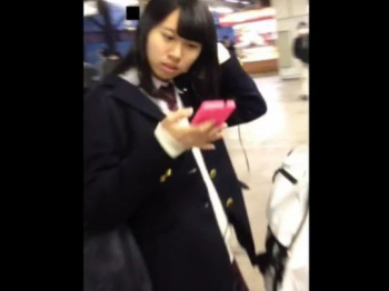 【HD盗撮動画】犯罪の瞬間！清純美少女の女の子を尾行して禁断の捲りパンチラ！！の画像