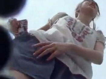 【盗撮動画】観光スポットは撮り師も狙い目！彼氏と旅行中の素人美人のパンチラ乱獲！！の画像