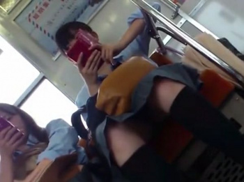 【HD盗撮動画】電車対面のJC中○生らしき美少女の股間を撮影したパンチラ撮り師！！の画像