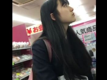 【HD盗撮動画】最悪の事態発生！美しすぎる制服少女にパンチラ撮り師が精子ブッカケ!!!の画像