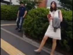 【盗撮動画】ルックス完璧！美人お姉さまを無断尾行しながらパンチラ隠し撮り！！の画像