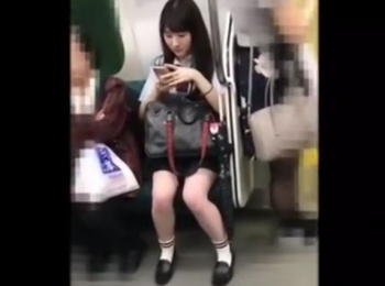 【盗撮動画】色白黒髪で可愛い女子校生の食い込み捩れパンチラが隠し撮りされた！！の画像