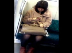 【盗撮動画】完全股間凝視アングル！電車対面のスカート女子のパンチラを狙い撮り！！の画像