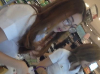 【HD盗撮動画】マジ最高じゃん!!!メガネ美人OLのミニスカ内からパンチラ隠し撮り！！の画像