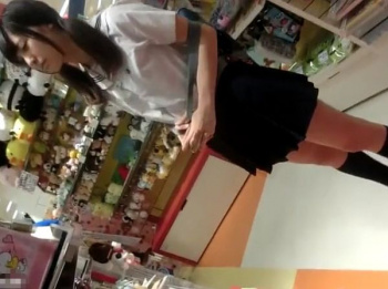 【盗撮動画】マジ尋常じゃねえ!!!超可愛い清純女子校生に粘着してパンチラ隠し撮り！！の画像