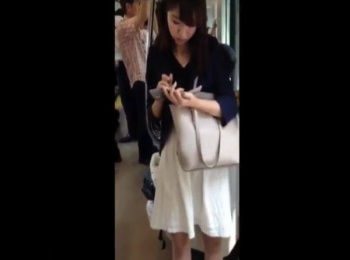 【盗撮動画】まさかの捲りパンチラ！マジで可愛い清楚系美人娘の強制隠し撮り映像！の画像