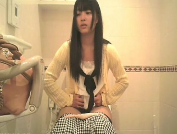 【盗撮動画】女子トイレ隠し撮り！黒髪清純系の激カワギャルが股間丸出し排便中ｗｗｗの画像