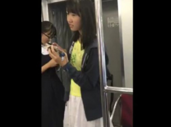 【盗撮動画】即削除！JC中○一年生のアドケナイ顔立ちのロリ美少女に捲りパンチラ！！の画像