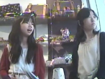 【盗撮動画】衝撃映像！ママと買い物中の童顔ロリ少女の逆さ撮りパンチラ隠し撮り！！の画像