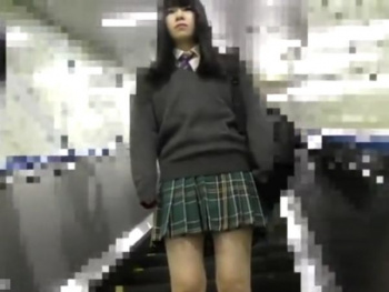 【盗撮動画】清純乙女の秘部をこじ開け痴漢!!!湿りゆく子宮を堪能する危険人物！！の画像