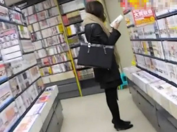 【盗撮動画】素人ギャルが被害に!!?書店でチンポ出したセンズリ魔が精子ブッカケ！！の画像