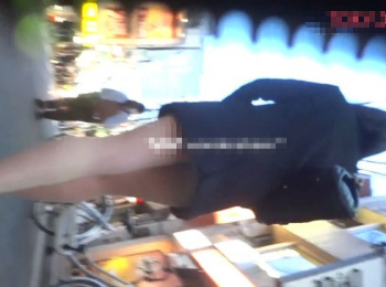 【盗撮動画】いつかバレるぞ!!!極上のＪＫやＪＤを街中で尾行して捲りパンチラ！！！の画像