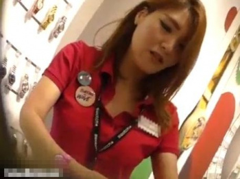 【盗撮動画】逆さＨＩＲＯ！女子プロレスラー並みメイクのショップ店のパンチラ隠し撮り！の画像