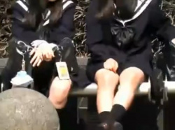 【盗撮動画】パンチラ狙い!セーラー服の仲良し女子高生二人組の股間を隠し撮りwwwの画像