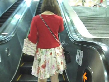 【HD盗撮動画】素人の美人さん達のパンチラを隠し撮り目的で尾行した犯罪行為！！の画像