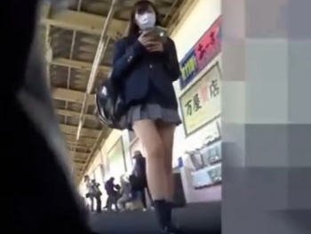 【盗撮動画】ツルツル美肌の尻肉サイコー!!!激カワＪＫのパンチラを隠し撮りしてる！！の画像