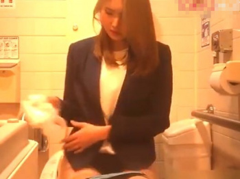 【盗撮動画】美人OLが股間丸出し!!!某人気レストラン店長が女子トイレ隠し撮り！！の画像