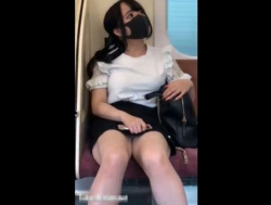 【HD盗撮動画】電車対面でOL系の清楚お嬢さんの股間からパンチラ見放題ｗｗｗの画像