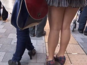 【盗撮動画】ムチムチ下半身のミニスカギャルを徹底的に尾行した末にパンチラ攻略ｗｗｗの画像