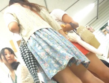 【盗撮動画】隠し撮りサイコー!!!清楚系OLお嬢さん三人組の買い物中にパンチラ攻略ｗｗｗの画像