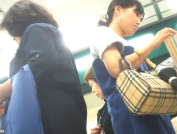 【盗撮動画】真面目で清純そうな素人お嬢さんの純白パンティは隠し撮りが最高ｗｗｗの画像